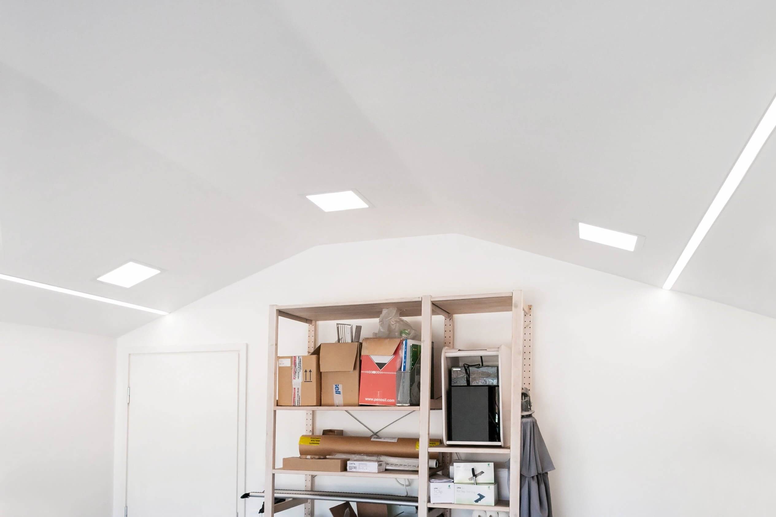 Weißer "LED STORE" Text in der Mitte eines grünen Hintergrunds; energieeffiziente Beleuchtungslösungen und moderne LED-Produkte.