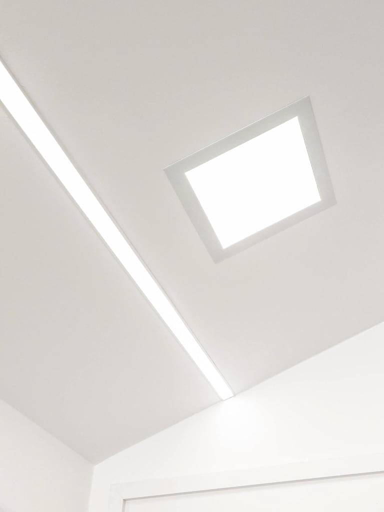 Grüner Hintergrund mit einem weißen Quadrat in der Mitte mit "LED STORE" in vertikalen weißen Buchstaben - LED-Beleuchtungsgeschäft Marke.
