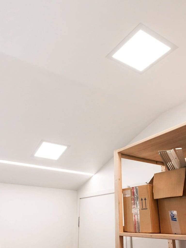 Weißer Text "LED STORE" auf grünem Hintergrund mit einem weißen Quadrat, das das Ladenlogo hervorhebt. Umweltfreundliche LED-Beleuchtungslösungen für Ihren Bedarf.