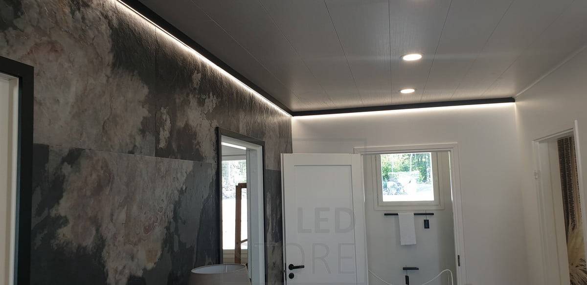 Ein dekoratives und lineares schwarzes Wandprofil mit einem LED-Lichtband für indirektes Licht. Ledstore.fi
