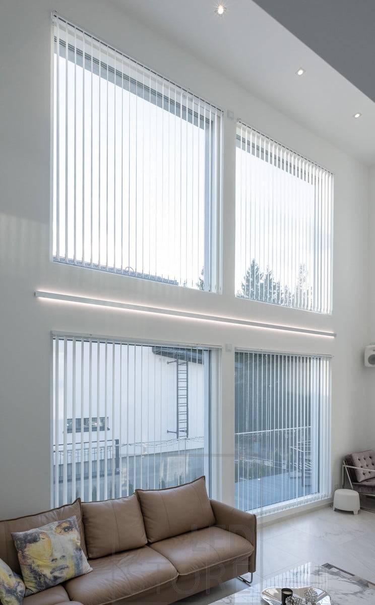 LED-Leuchtband in einem bidirektionalen Wandprofil, um die Höhe des Wohnzimmers und der Fenster zu akzentuieren. Profil und LED-Streifen auf Maß nach Ihren eigenen Maßen erhältlich. Kreisförmige LED-Spots in der Decke für die Allgemeinbeleuchtung. Ledstore.fi