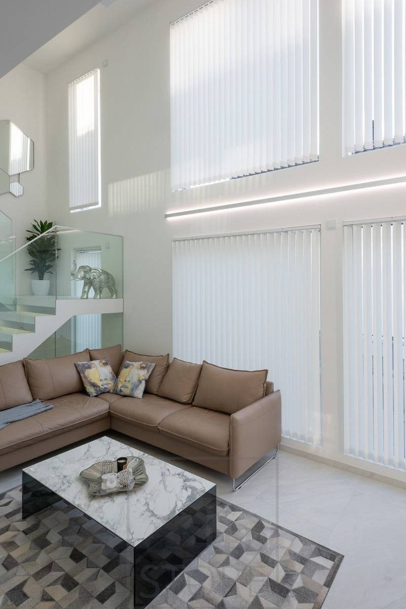 LED-Leuchtband in einem bidirektionalen Wandprofil, um die Höhe des Wohnzimmers und der Fenster zu akzentuieren. Profil und LED-Streifen können nach Maß und einbaufertig bestellt werden. Das bidirektionale Profil ist auch in Schwarz erhältlich. Ledstore.fi