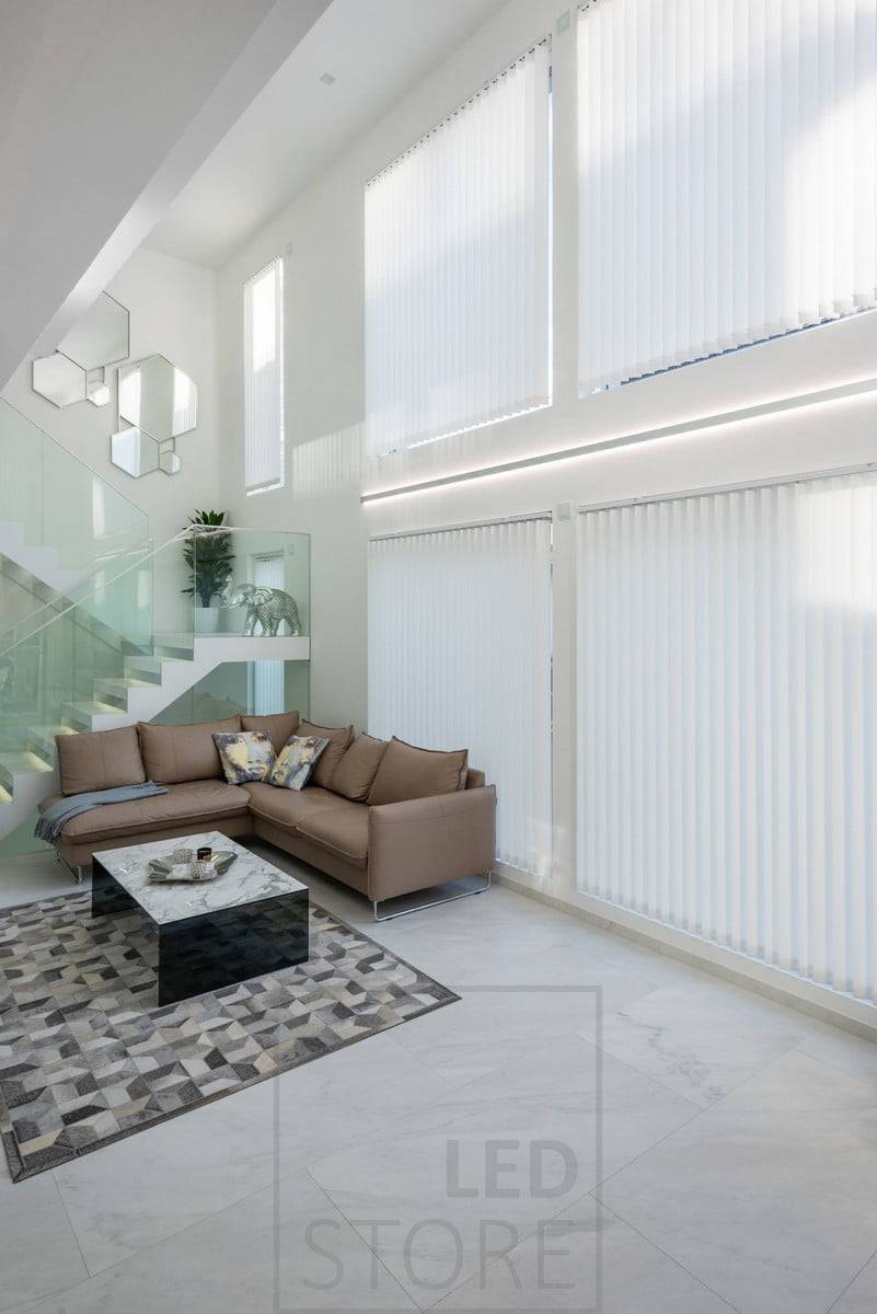 Die Höhe des Wohnzimmers und der Fenster wird durch LED-Streifen in einem bidirektionalen Profil akzentuiert. Profil und LED-Streifen sind nach Maß erhältlich, ein komplettes Profil ist 2,5 m lang. Das bi-direktionale Profil ist auch in schwarz erhältlich. Ledstore.fi