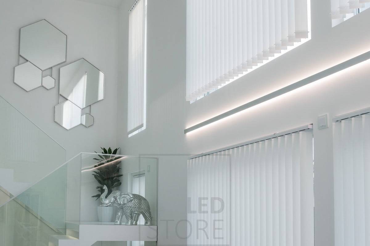 LED-Leuchtband in einem bidirektionalen Wandprofil, um die Höhe des Wohnzimmers und der Fenster zu akzentuieren. Das Profil und die LED-Streifen können nach Maß und einbaufertig bestellt werden. Ledstore.fi