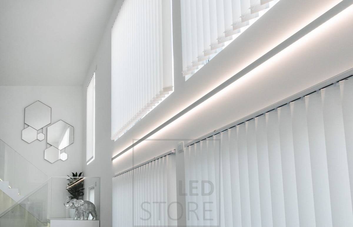 Das Wandprofil INDIRECT 2 schafft eine indirekte Beleuchtung mit LED-Streifen zwischen den Fenstern. Ledstore.fi
