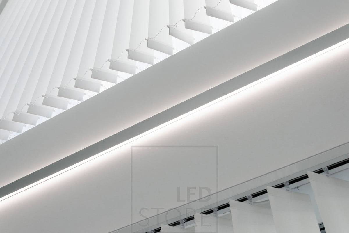 Led-Profil, das in zwei Richtungen zwischen den Fenstern leuchtet und stimmungsvolles indirektes Licht erzeugt. Ledstore.fi