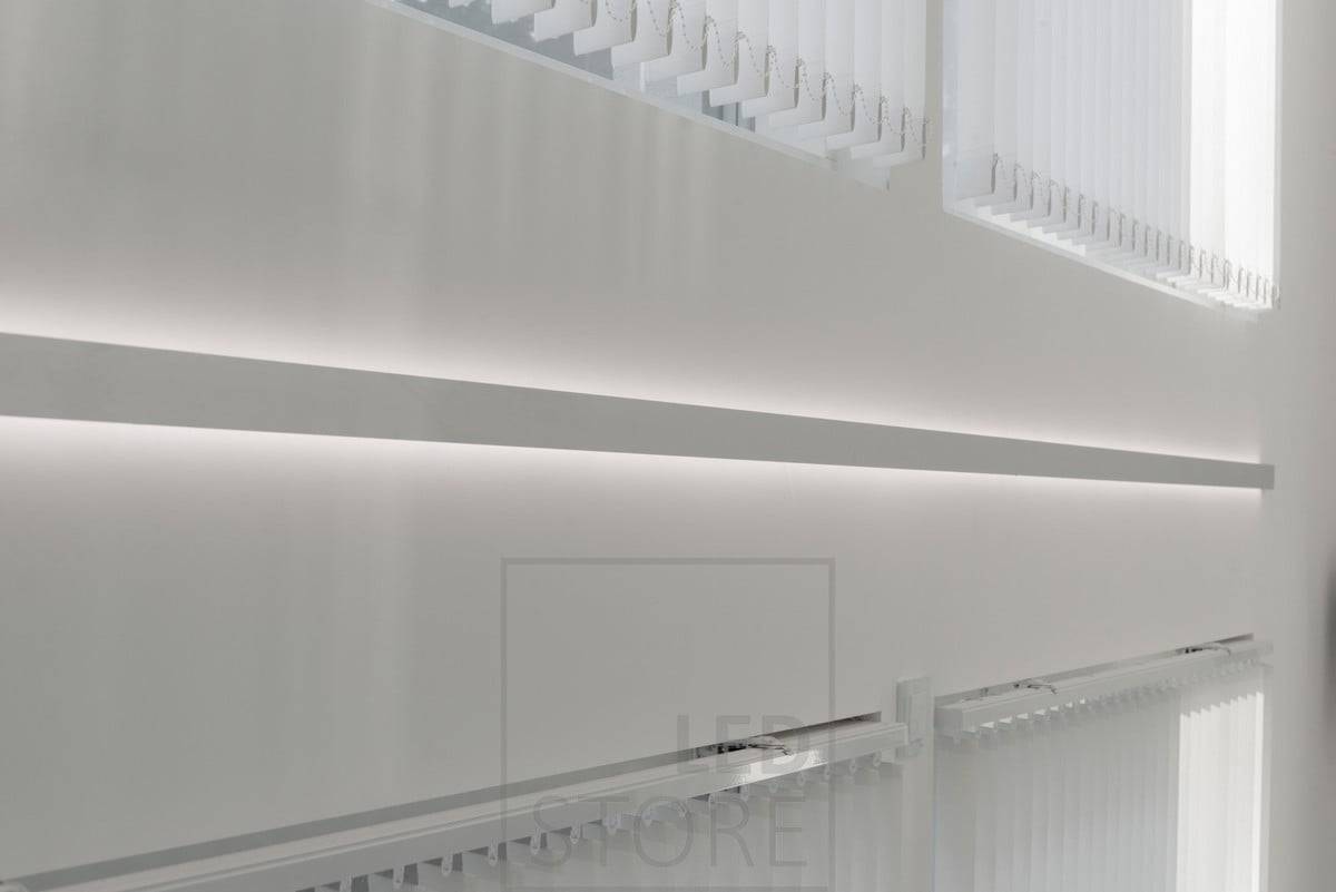 Ein bidirektionales Wandprofil für LED-Leuchtbänder, das zwischen den Fenstern installiert wird. Das Licht ist stimmungsvoll und indirekt. Ledstore.fi