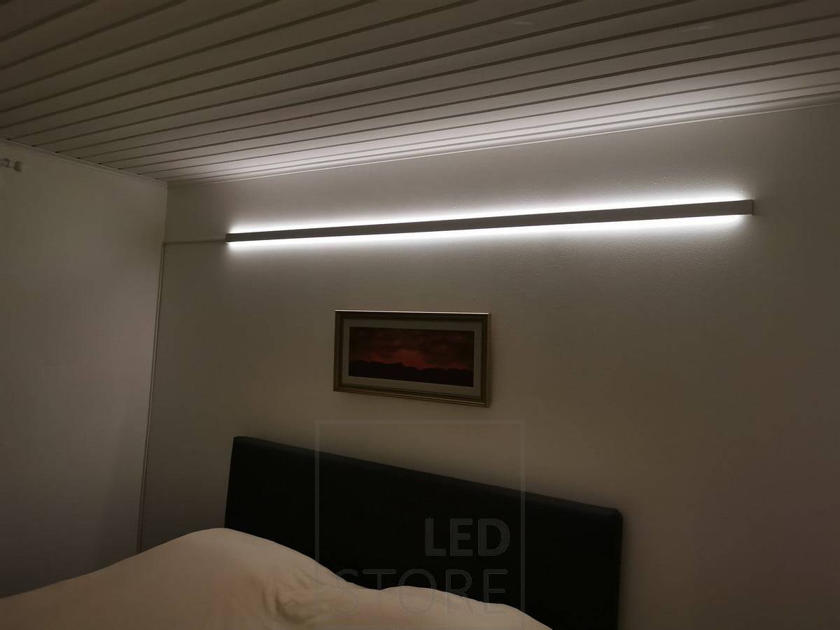 Ein in zwei Richtungen beleuchtetes Aluminiumprofil als Stimmungsbeleuchtung in einem Schlafzimmer. Ledstore.fi