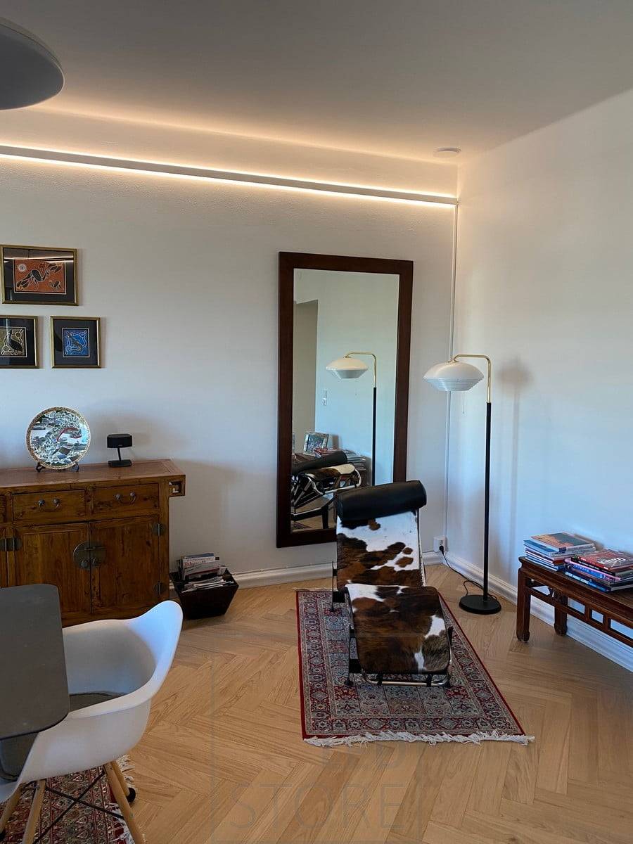 INDIRECT 2 bi-direktionales LED-Profil im Wohnzimmer. Ledstore.fi