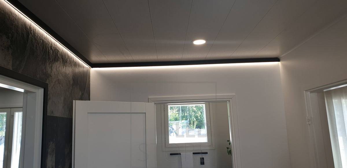 Dekoratives schwarzes Wandprofil mit LED-Leuchtstreifen für indirektes Licht. Ledstore.fi
