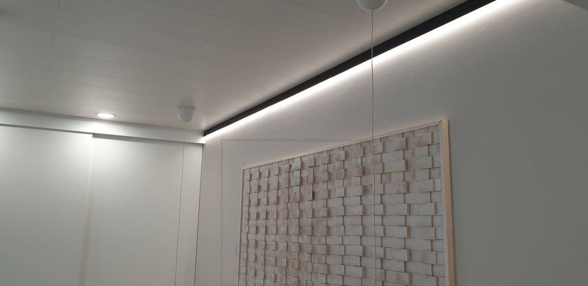 Im Schlafzimmer ersetzt ein schwarzes Wandprofil die Deckenleiste, wobei ein LED-Streifen auf dem Profil die Wand für eine indirekte Stimmungsbeleuchtung beleuchtet. Ledstore.fi