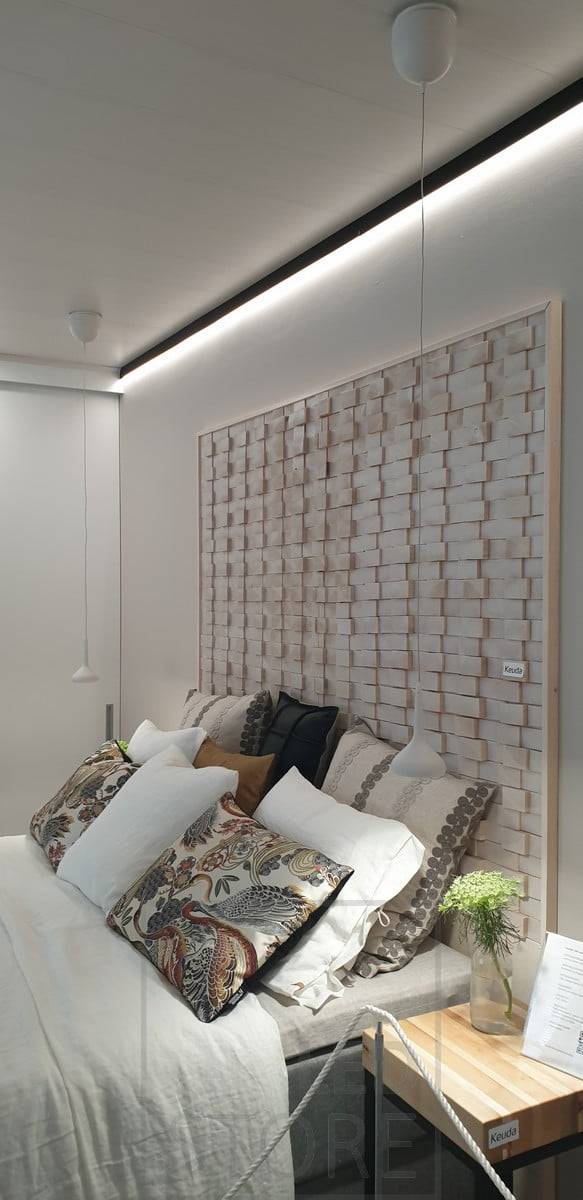 Hinter dem Bett ersetzt ein schwarzes Wandprofil am Deckenrand die Deckenleiste. Led-Leuchtband, das indirektes Licht durch die Wand nach unten abstrahlt. Ledstore.fi