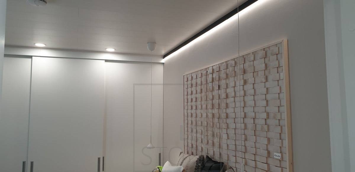 Ein schwarzes Wandprofil an der Dachkante, das die Dachlatte ersetzt. Led-Leuchtband, das indirektes Licht durch die Wand nach unten abstrahlt. Ledstore.fi