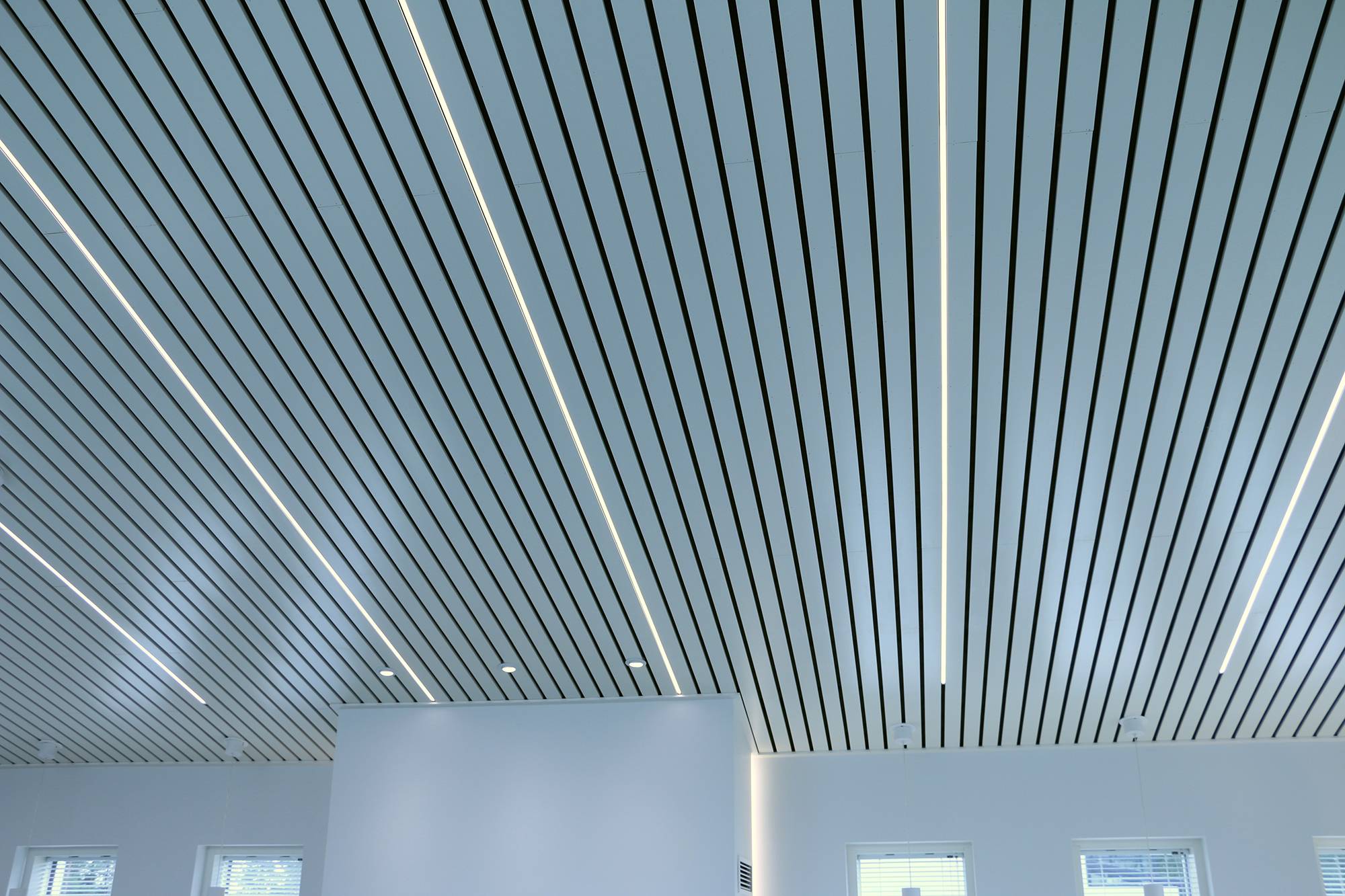 Beleuchtung der Gesimsdecke mit LED-Leuchtbändern, die in einer flachen Oberfläche zwischen den Gesimsen montiert sind. Das Endergebnis ist spektakulär und hebt das Gesims hervor. Ledstore.fi