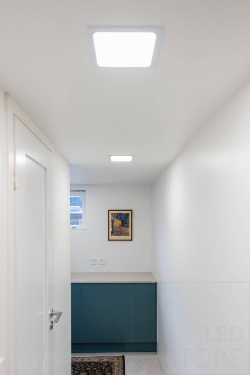 Grüner Hintergrund mit "LED STORE" in weißen Großbuchstaben innerhalb eines weißen zentralen Quadrats, das energieeffiziente Beleuchtungslösungen hervorhebt.