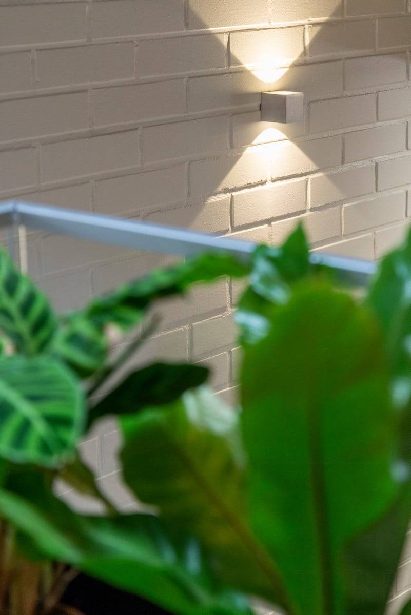 Text auf grünem Hintergrund mit der Aufschrift "LED STORE" in weißen Großbuchstaben innerhalb eines weißen zentralen Quadrats, der für energieeffiziente Beleuchtungslösungen wirbt.
