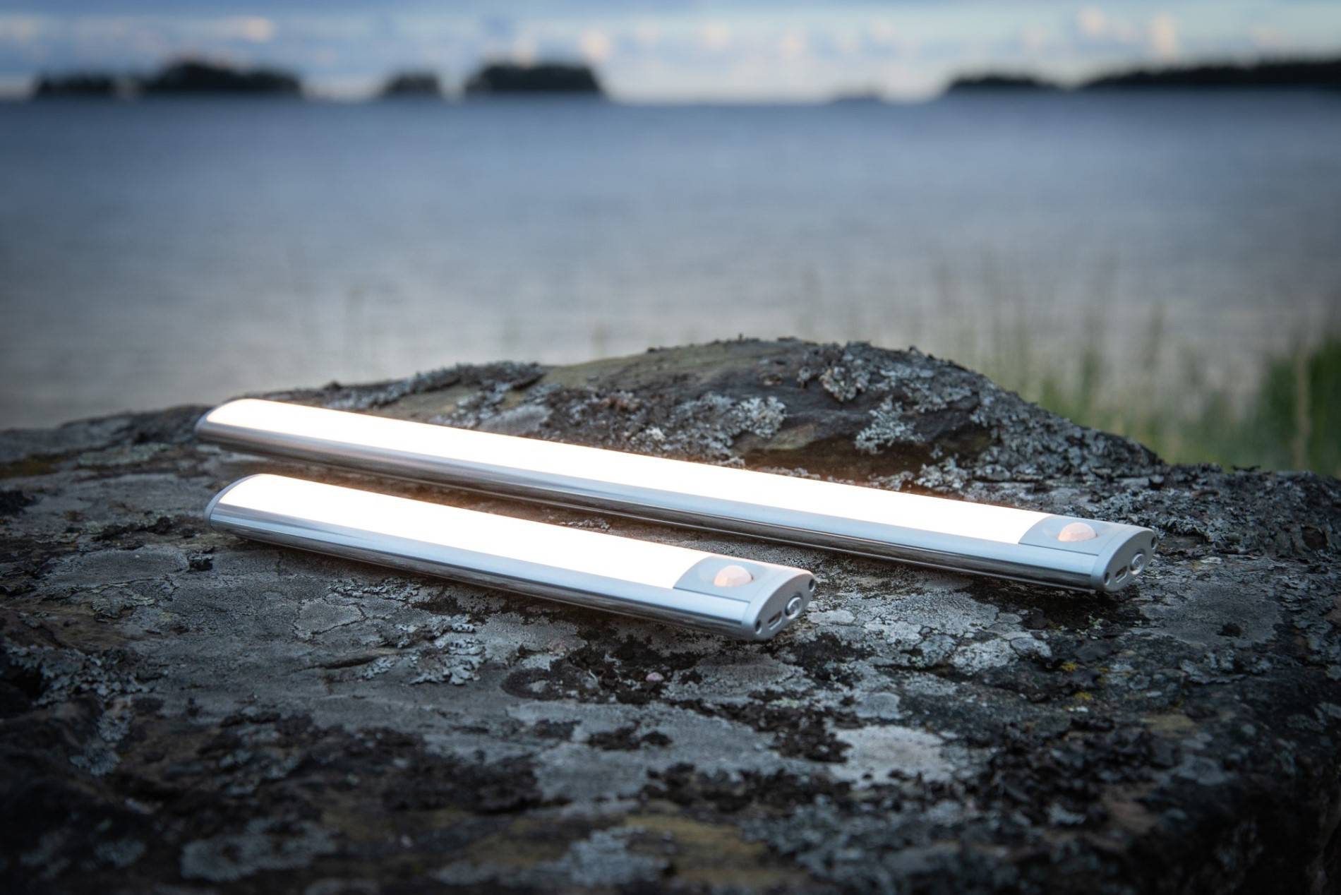 Wanda-Lampen in verschiedenen Größen auf einem Felsen beleuchtet