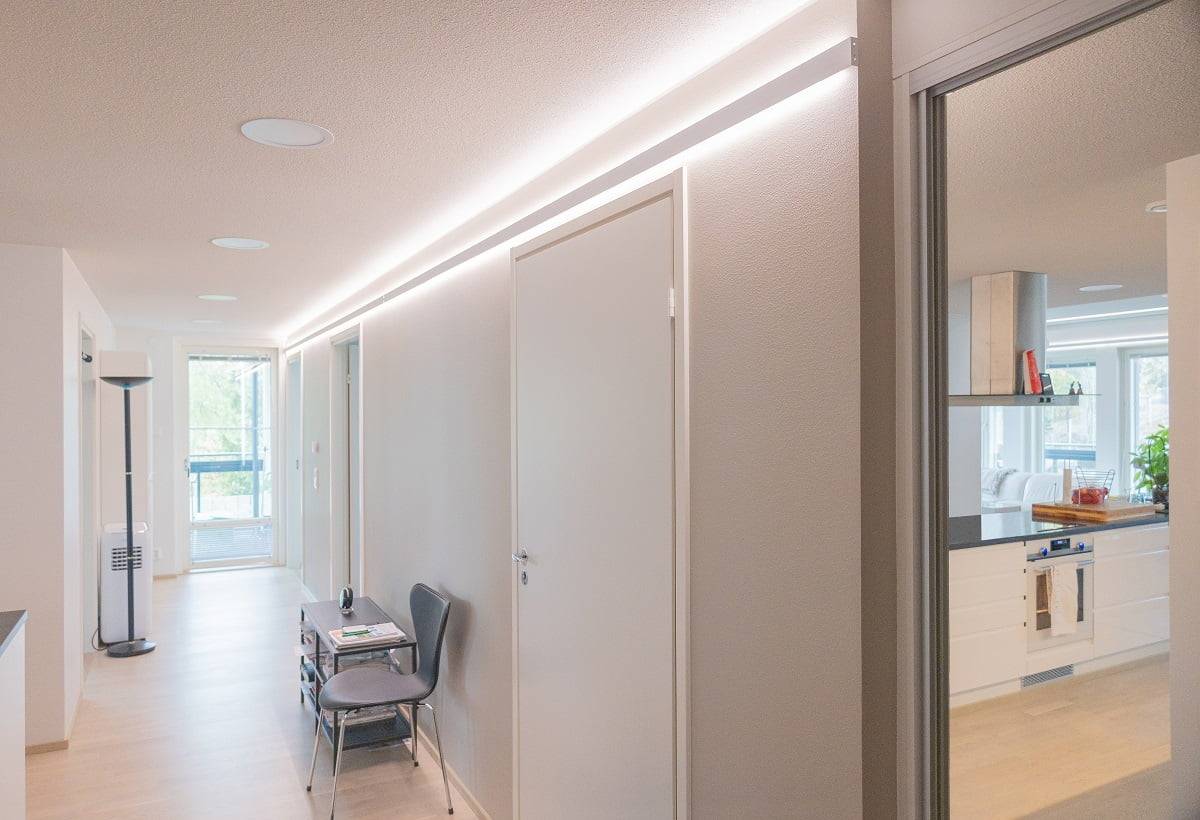 Der Korridor kann entweder durch indirekte LED-Lichtbänder an Wand und Decke oder durch eine kreisförmige Allgemeinbeleuchtung in der Decke beleuchtet werden. © LedStore