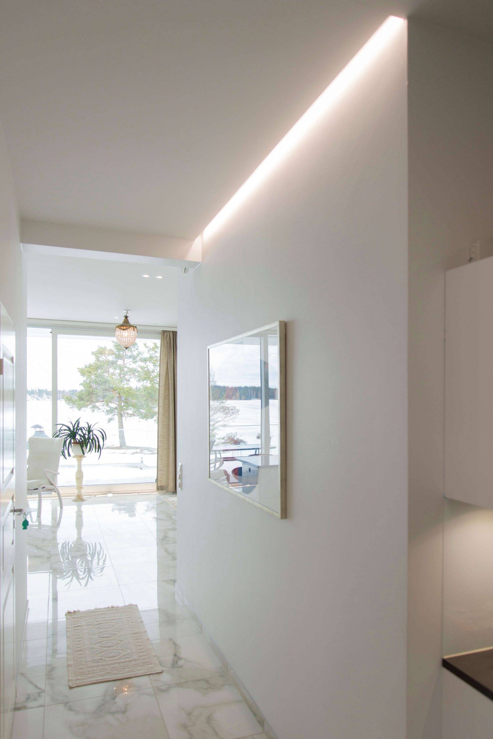 Grüner Hintergrund, weißes Quadrat, fetter "LED STORE"-Text in der Mitte; energieeffiziente Beleuchtung Marke speichern.