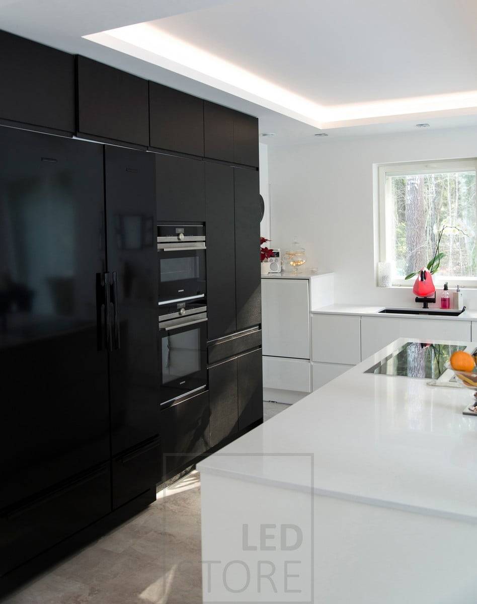 Downlight-Fahne mit Spots und LED-Streifen über der Fahne, die die Vorderseite und die Oberseite beleuchten. Die Beleuchtung ist stimmungsvoll und vielseitig. Ledstore.fi