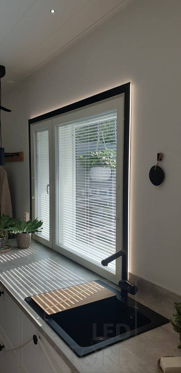 Das Fenster ist mit einem LED-Band beleuchtet, das Licht ist weich und stimmungsvoll. Ledstore.fi