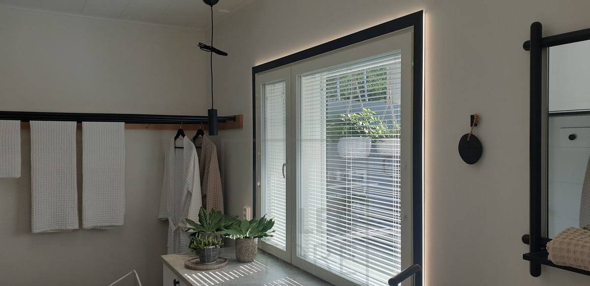 Das Fenster wird durch einen LED-Streifen akzentuiert, der ein weiches Licht um das Fenster herum erzeugt. Ledstore.fi