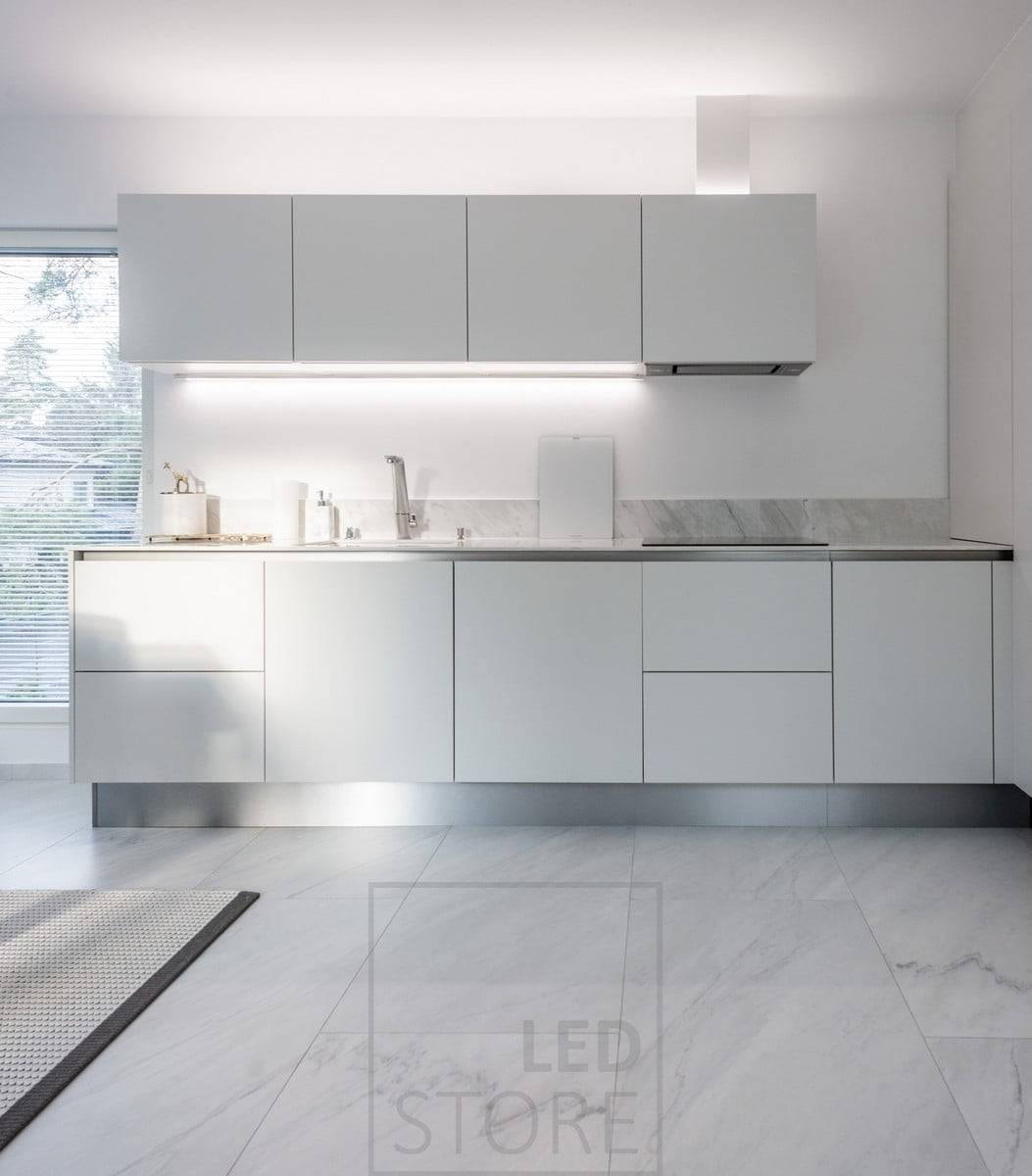 Eine schöne weiße Küche, die von LED-Streifen mit 4000 Kelvin neutralweißem Licht beleuchtet wird, das die für die Küche gewählten klaren Töne unterstreicht. Ledstore.fi