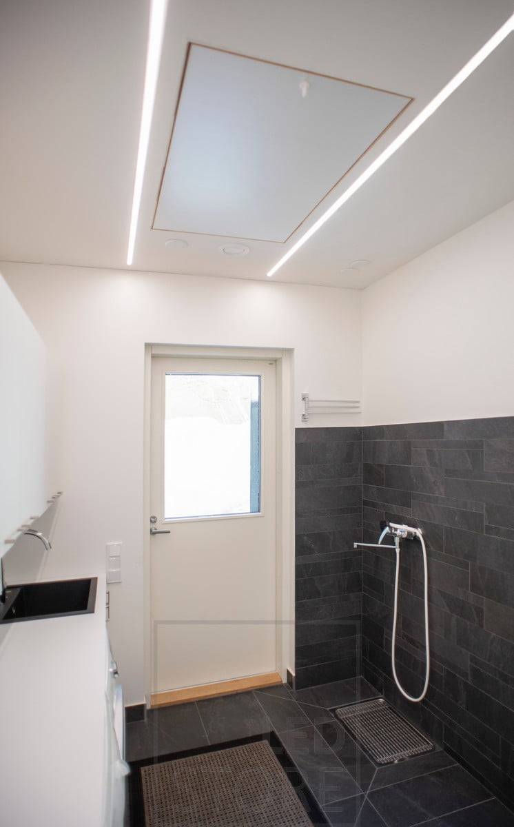 In die Decke eingelassene Led-Leisten sorgen für eine allgemeine Beleuchtung des Raums. Ledstore.fi