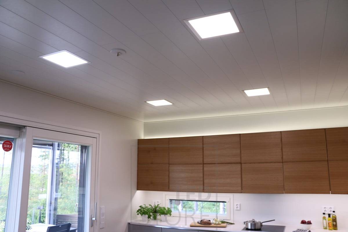 Paneelleuchten an der Decke, indirekte Beleuchtung an den Schränken und LED-Leuchtbänder auf der Küchenebene. Ledstore.fi