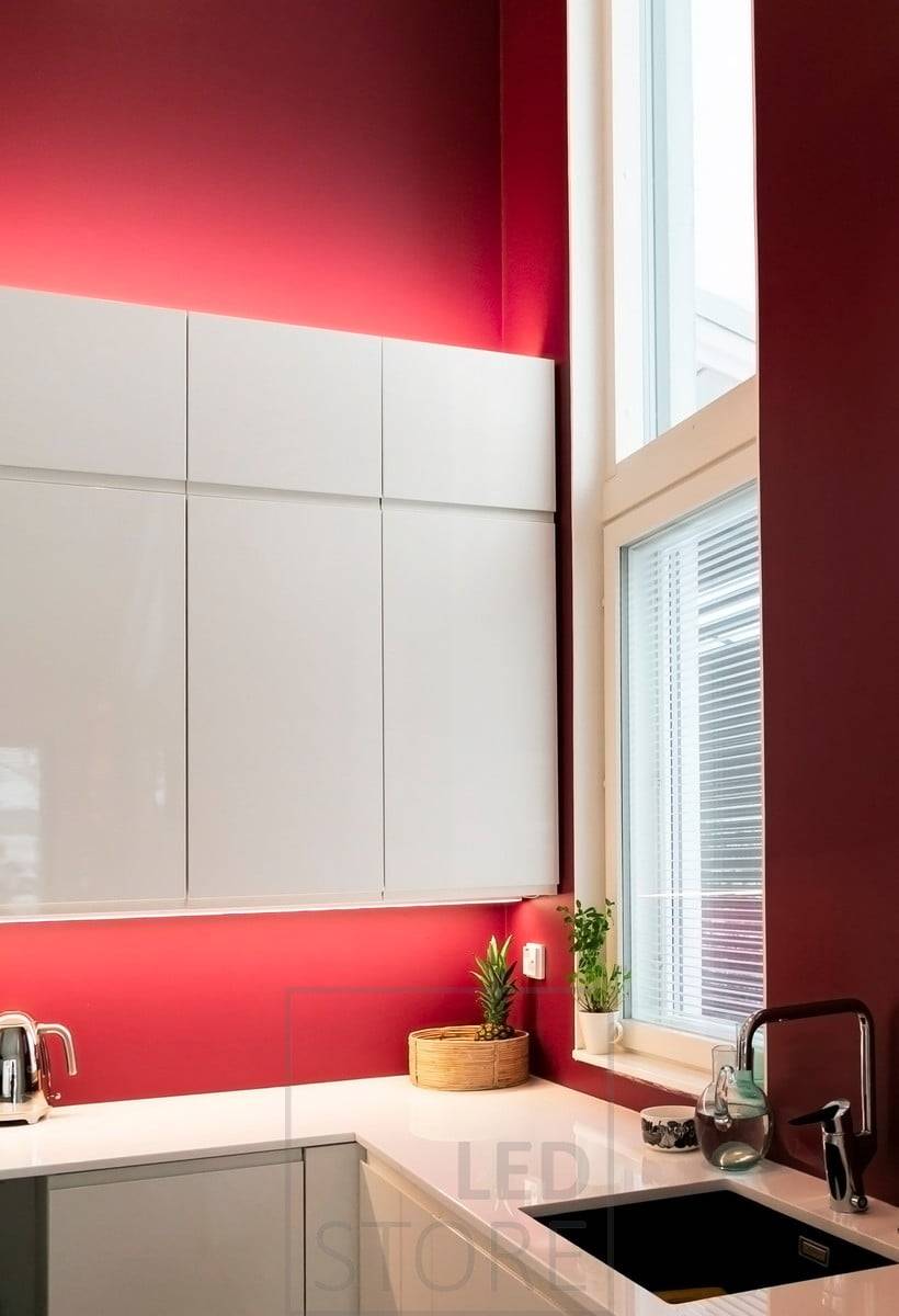 Indirektes Licht über den Küchenschränken, LED-Leiste unter den Schränken, um die Küchenebene zu beleuchten und hochwertiges Licht zum Kochen zu schaffen. Ledstore.fi