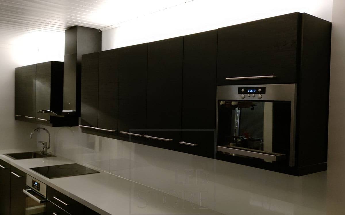 An der Decke angebrachte Led-Leisten sorgen für eine sanfte Beleuchtung in der Küche. Ledstore.fi