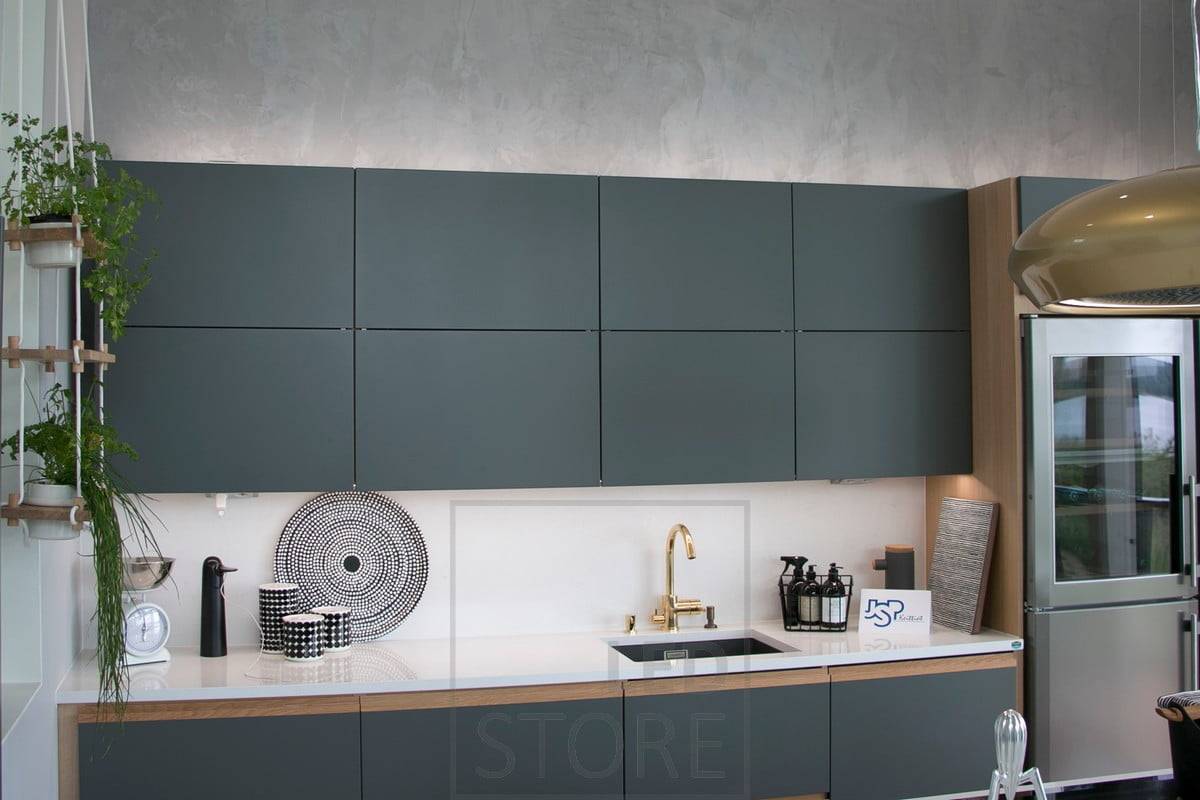 Stimmungsvolle indirekte Beleuchtung auf den Schränken in Kombination mit einer LED-Leiste auf der Arbeitsplatte. Ledstore.fi