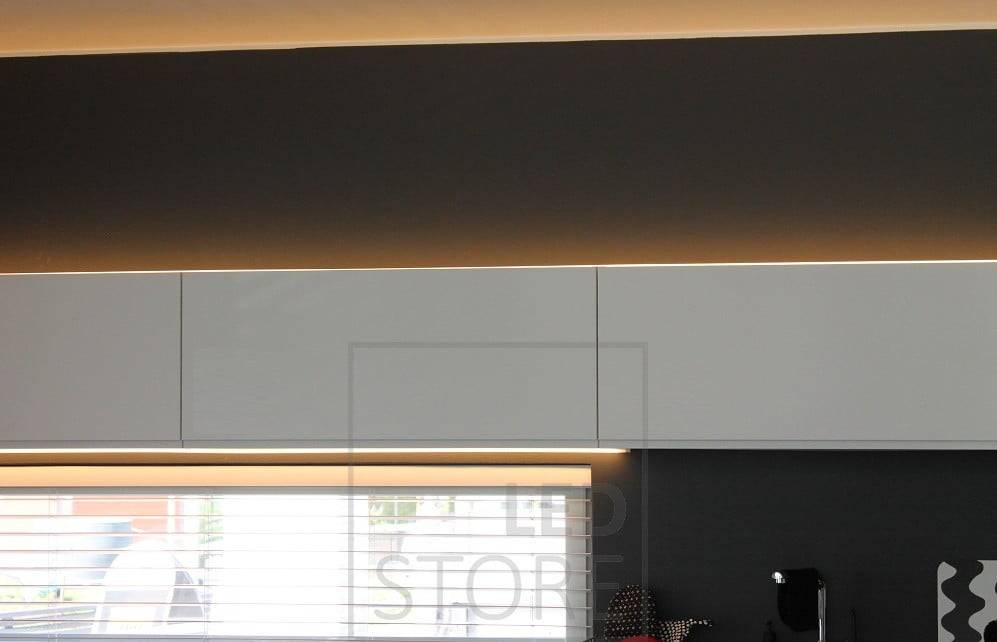 In der Küche: Led-Leisten über der Arbeitsplatte und auf den Schränken. Ledstore.fi