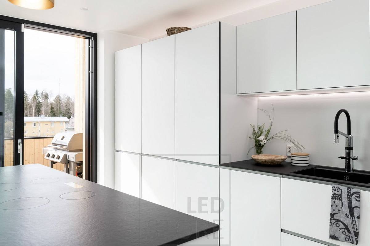 In der Küche beleuchtet eine LED-Leiste die Küchenebene von der Unterseite der oberen Schränke aus. Der LED-Streifen ist ein hervorragendes Licht zum Kochen. Ledstore.fi