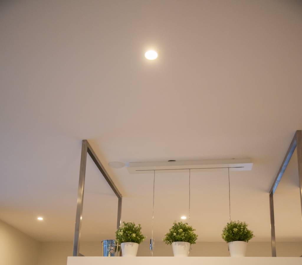 In der Küche wird ein weißer 9W-Strahler des Modells 023 für die Allgemeinbeleuchtung verwendet. © LedStore