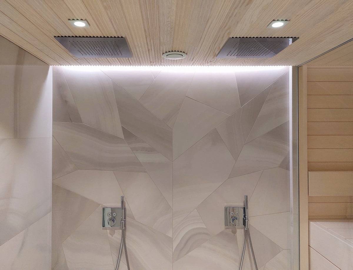 Led-Leiste zwischen Decke und Wand, um die besondere Fliese hervorzuheben. Vor der Dusche sorgen 9W wasserdichte Strahler für die Ausleuchtung. © LedStore