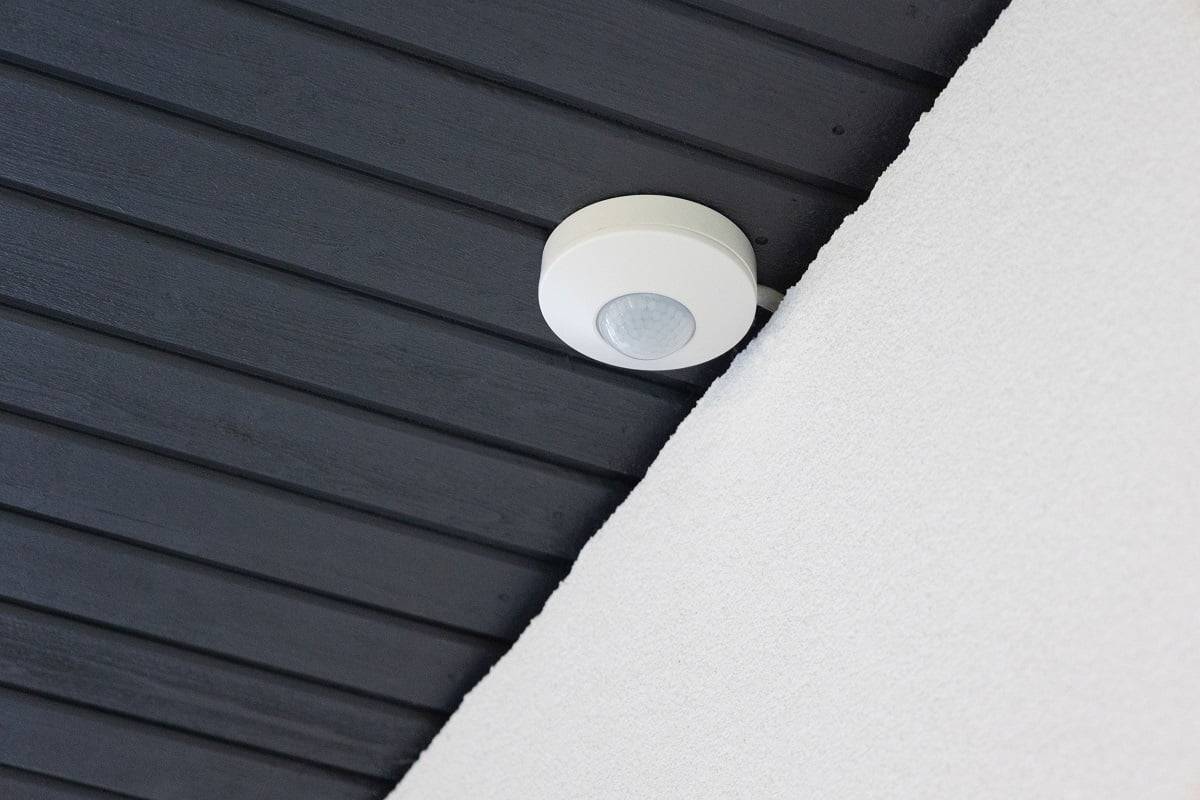 Ein grüner Hintergrund mit einem weißen Quadrat in der Mitte und dem Text "LED STORE" in Fettdruck, der für umweltfreundliche LED-Beleuchtungsoptionen wirbt.