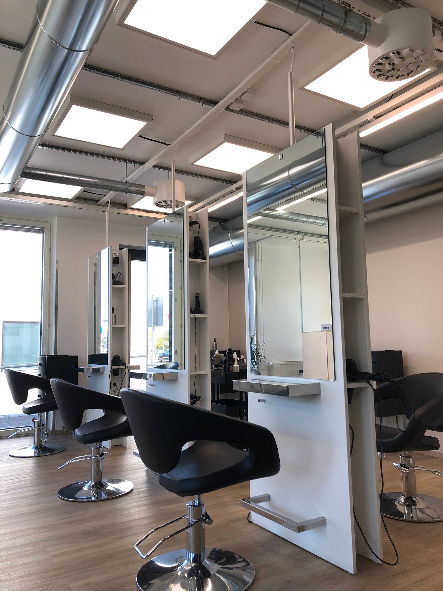 Der Friseursalon wird von einem Panel aus 600x600 Leuchten beleuchtet, die eine gute, helle und qualitativ hochwertige Beleuchtung erzeugen. Das Licht ist dimmbar und in der Farbtemperatur einstellbar, so dass es an Ihre Bedürfnisse angepasst werden kann. Ledstore.fi