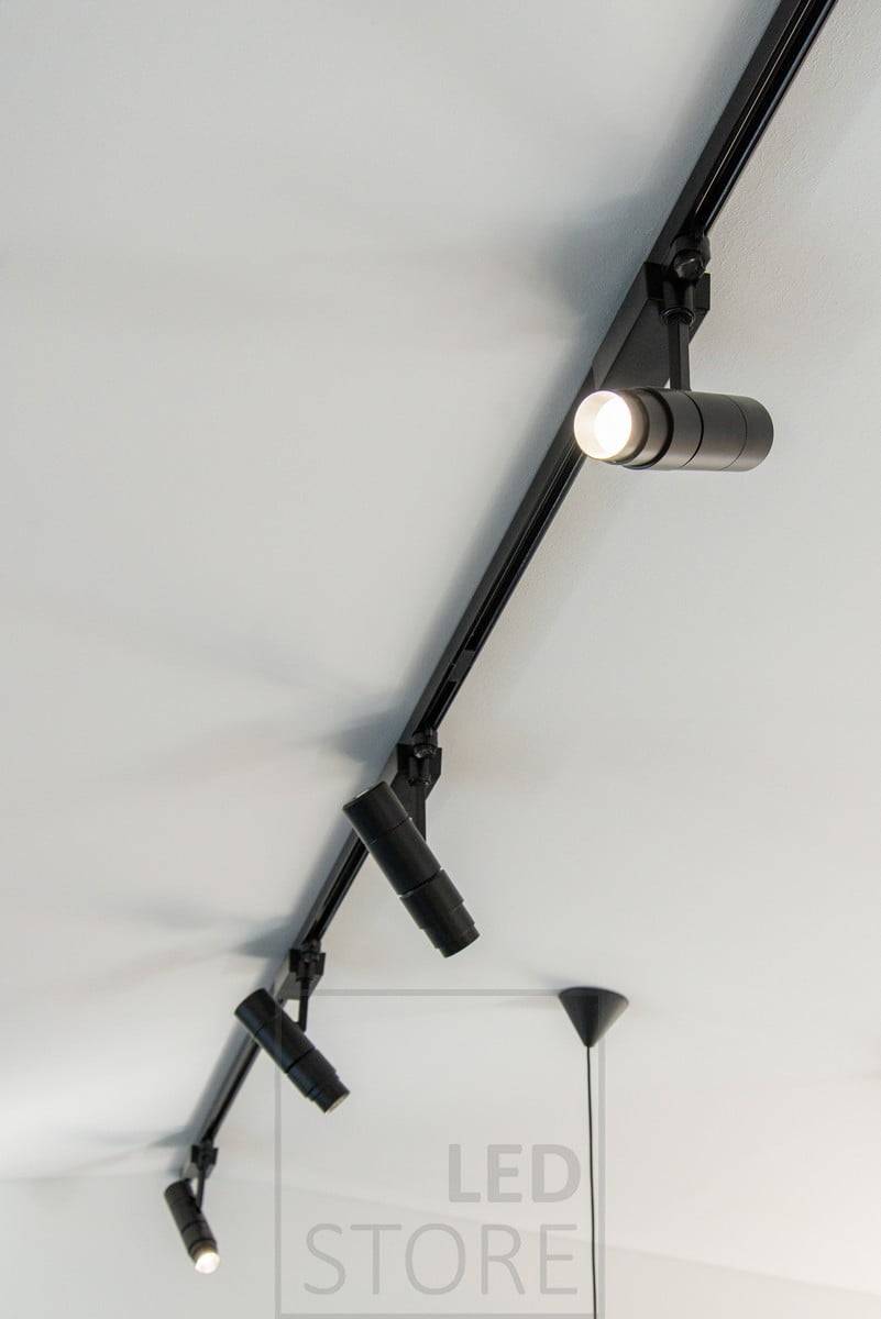 Schwarzer FOKUS LED-Strahler für 3-Phasen-Schiene. Die Leuchte ist sowohl in Schwarz als auch in Weiß, in 15W und 35W erhältlich. Die Leuchte hat einen stufenlos einstellbaren Lichtöffnungswinkel zwischen 10 und 60 Grad. Ledstore.fi