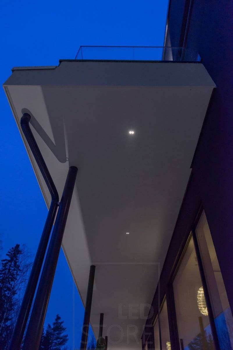 LINJA 2 Spots für die Terrassenbeleuchtung. Die Leuchte ist dimmbar und feuchtigkeitsgeschützt (IP44). Ledstore.fi