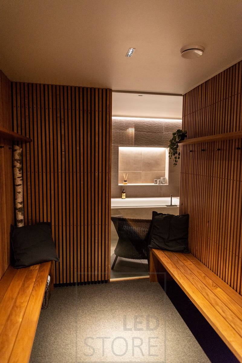 Ankleidezimmer, beleuchtet von LINJA 5 Strahlern. Der lineare Strahler an der Decke setzt den Designfluss der Wandverkleidung fort. Ledstore.fi