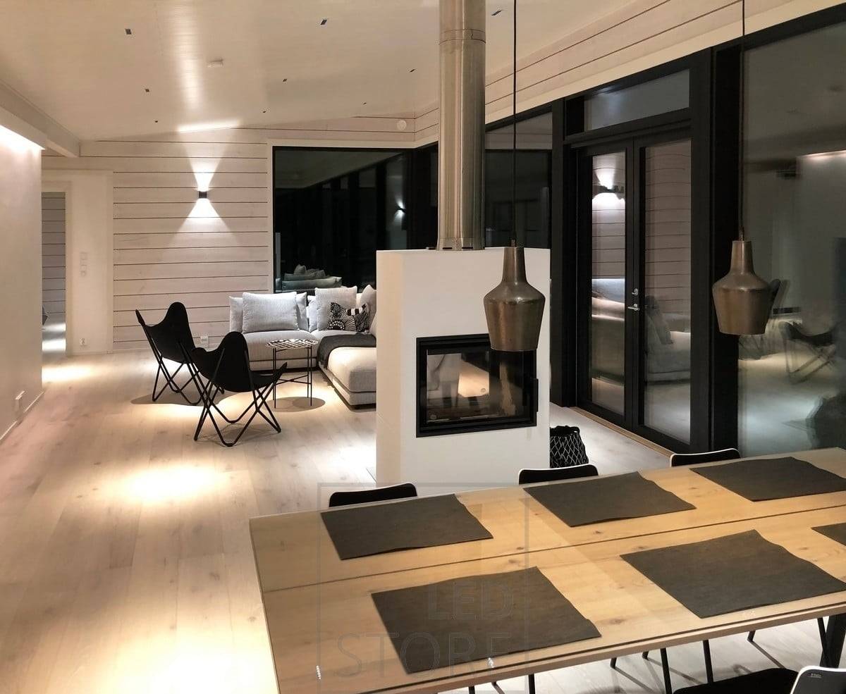 Atmosphärische Beleuchtung mit engstrahlenden Scheinwerfern, Wandleuchten und indirektem Licht. Ledstore.fi