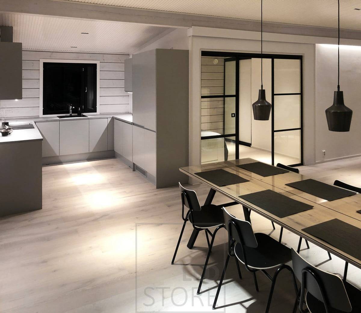 LINJA 5 Spots an der Decke, LED-Streifen in der Küche und hinter dem Deckenraster. Ledstore.fi