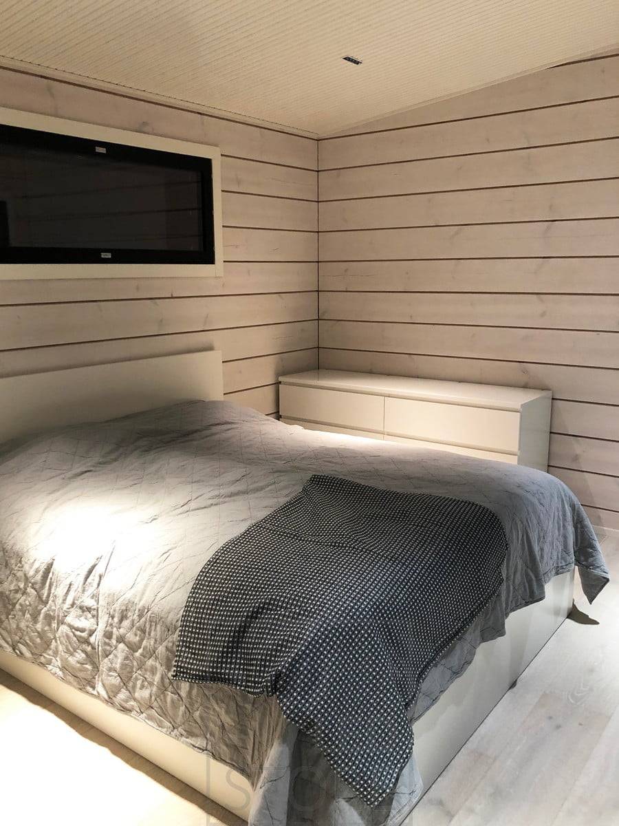 LINJA-Strahler an der Schlafzimmerdecke erhellen den Raum mit engstrahlendem Licht. Ledstore.fi