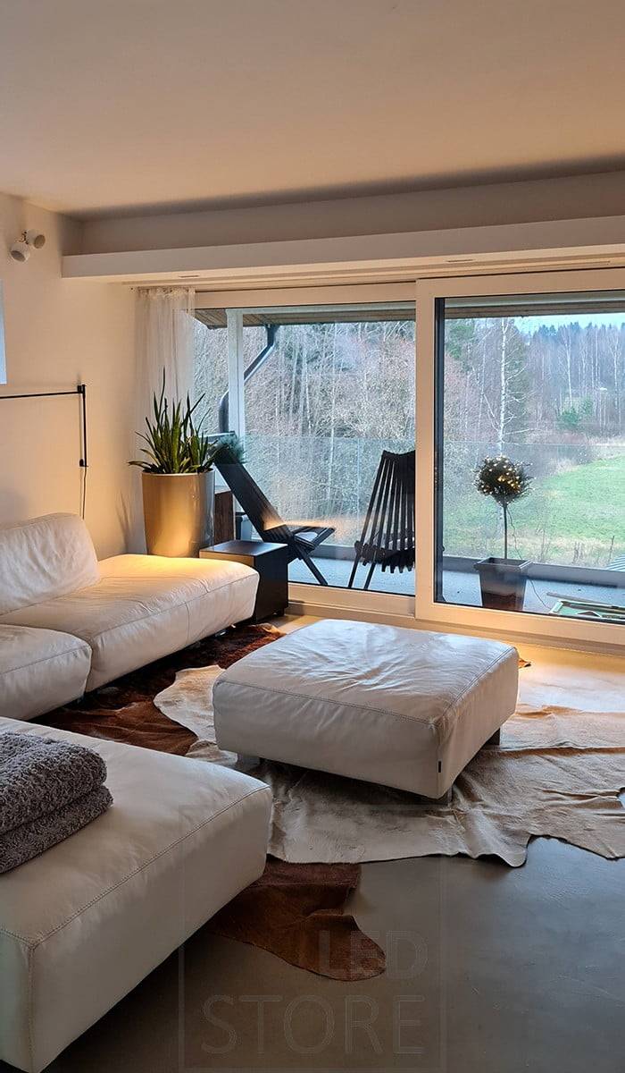 Gemütliches, warmes Licht im Wohnzimmer mit LINJA 5 Einbaustrahlern. Ledstore.fi