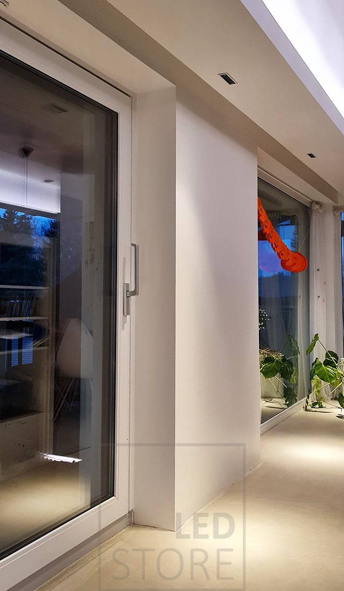 Der schmale Lichtkegel des LINJA 5-Spots sorgt für ein klares Lichtbild. Die LED LINJA 5 hat einen sehr engen Öffnungswinkel von nur 15 Grad und wird daher typischerweise in hohen Räumen und zur Erzeugung von dekorativem Licht eingesetzt. Ledstore.fi
