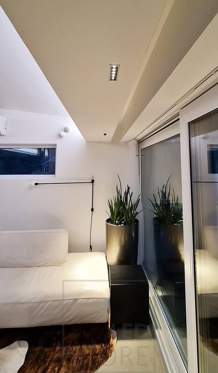 Stimmungsvolle Wohnzimmerbeleuchtung mit LED-Streifen für indirektes Licht und LINJA 5 Spots für engwinkliges Licht nach unten Die Lichtstärke entspricht 5x20W Halogen, bei einem Verbrauch von nur 5x2W! Ledstore.fi