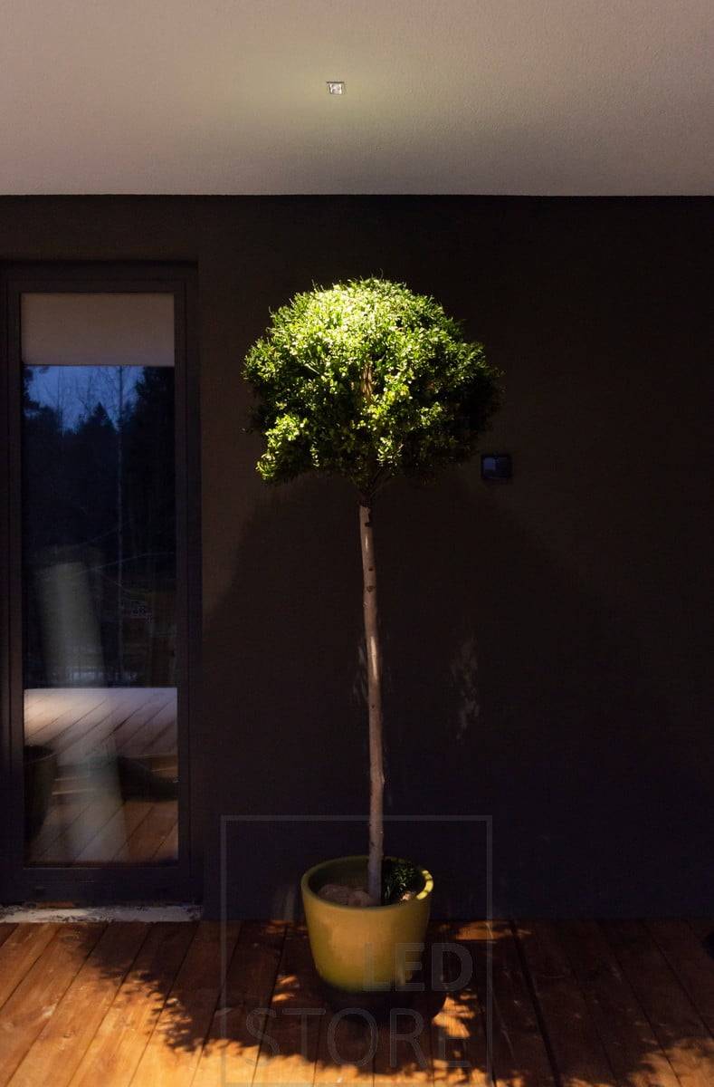 LINJA 2 Strahler draußen auf dem Terrassendach. Beleuchtet die Pflanzen im Freien und sorgt für stimmungsvolles Licht auf der Terrasse. Ledstore.fi