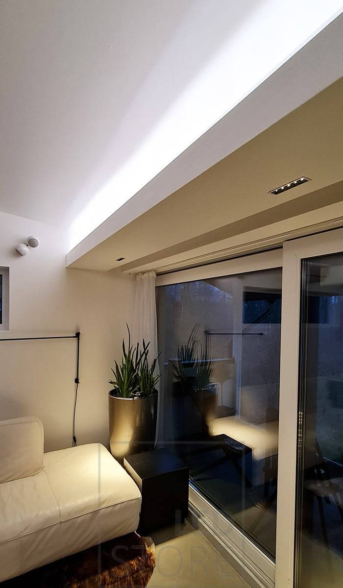 Stimmungsvolle Beleuchtung des Wohnzimmers mit LED-Streifen für indirektes Licht und LINJA 5 Spots für engwinkliges Licht nach unten. Ledstore.fi