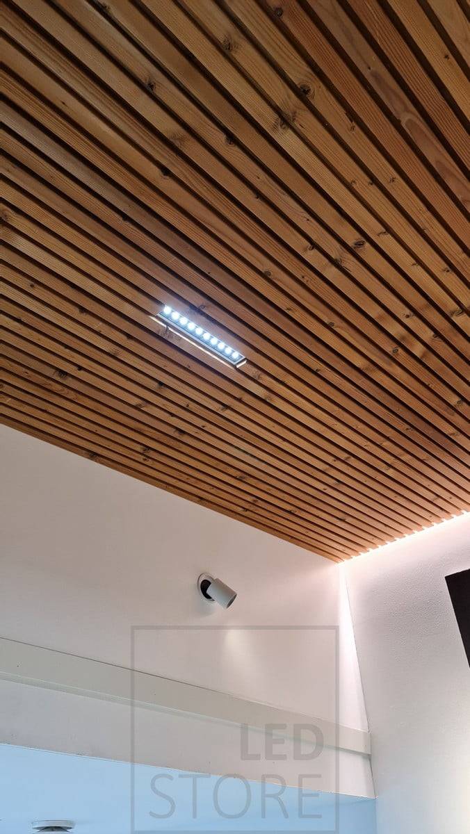 LINJA 10 eingebaut in die Traversendecke. Die Leuchte eignet sich perfekt für engwinklige Beleuchtung und die Lichtleistung ist auch in hohen Decken ausreichend. Ledstore.fi